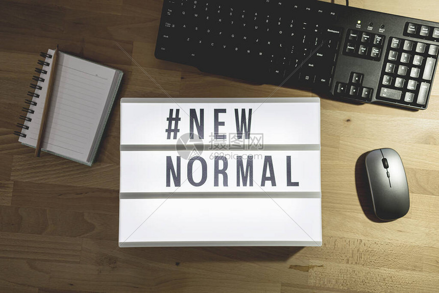 工作桌上有文本标签NEWNORMAL的光标顶部视图在家工作高清图片下载-正版图片504192544-摄图网