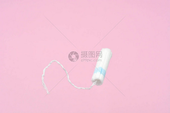 粉红色背景上的医用女飞扬卫生棉条女卫生白色卫生棉条棉签月经图片