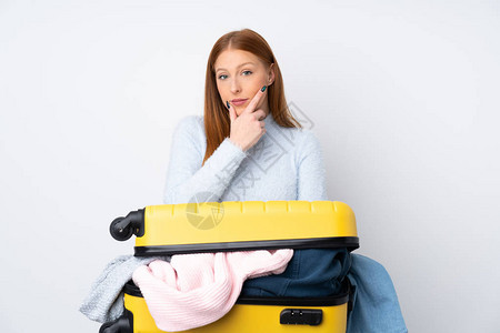 旅行女带着一箱装满衣服的手提箱图片