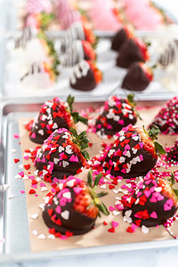 巧克力蘸草莓上面撒满了糖屑图片