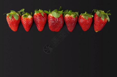多种背景中的成熟红草莓图片