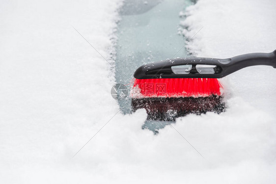 暴雪后的汽车覆雪清洁概念图片