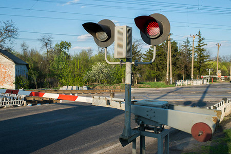 铁路道口的红灯信号图片