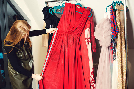 在工作室工作的时装设计师在车间测量衣服的女人成功的时尚业务裁缝工图片