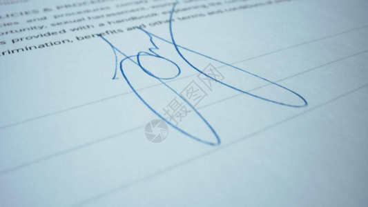 特写签署的财务文件带签名的法律合同详细查看合同标有批准的印章用橡皮戳消息文件页上带有背景图片