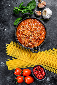 以番茄肉酱奶酪和辣椒做意大利面条的概念图片