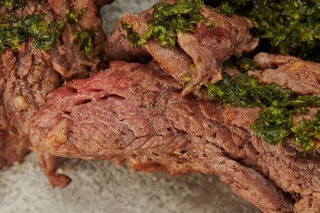 用香草烹制的多汁红牛排肉宏观视图高清图片