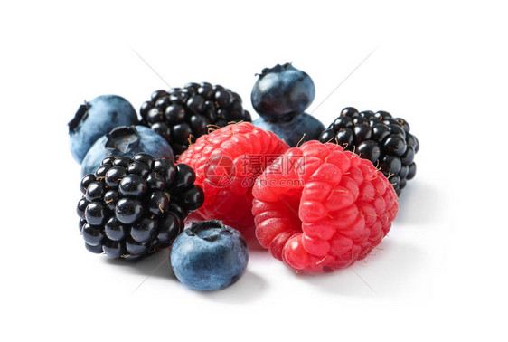 白色背景中的覆盆子黑莓和蓝莓图片