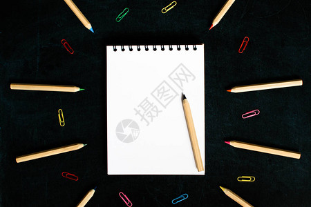 打开记事本并在黑板背景上打开多彩姿的铅笔文本的地方回图片
