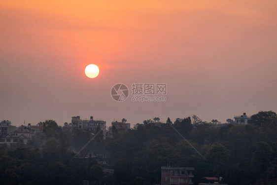 加德满都清晨日出太阳升到屋图片