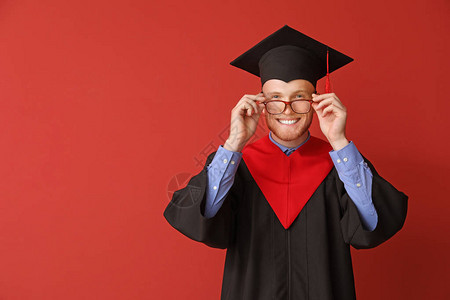 彩色背景上身着学士袍的年轻男学生图片