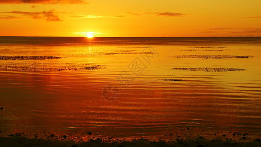 壮观的日落色彩反映在北马里亚纳群岛塞班图片