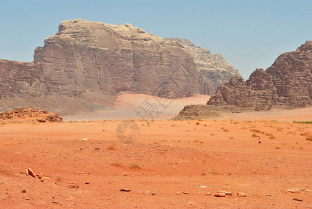 巨大的砂岩石和沙漠的橙色沙子图片