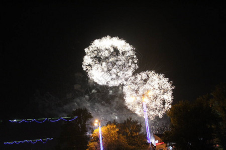 一两枚烟火在夜空黑夜中爆炸烈火燃烧着一图片