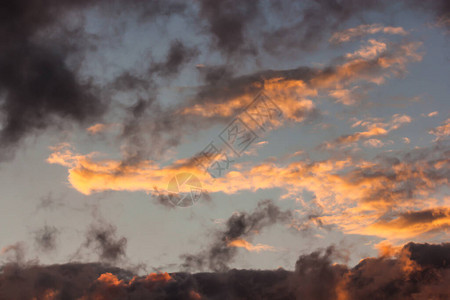 天空中如诗画的云彩在阳光的映照下图片