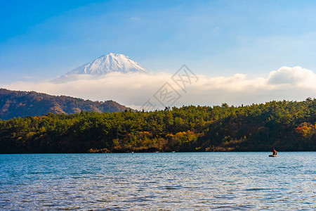 日本雅马纳西岛秋天湖周围有船和木叶林的美丽的山地风景图片