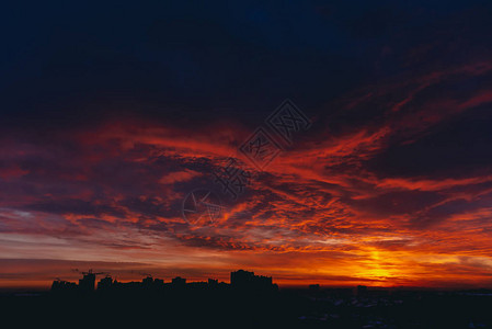 火红的血吸鬼黎明惊人的温暖戏剧火蓝色乌云密布的天空橙色的阳光阴天中日出的大气背景硬混浊暴风云警图片