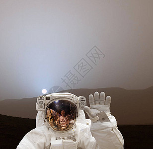 宇宙航员在日出时在火星上摆布黑暗的大气这幅由美国航天局提图片