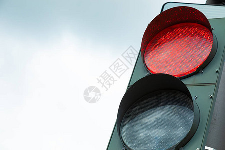 关闭街上交通灯的红灯图片