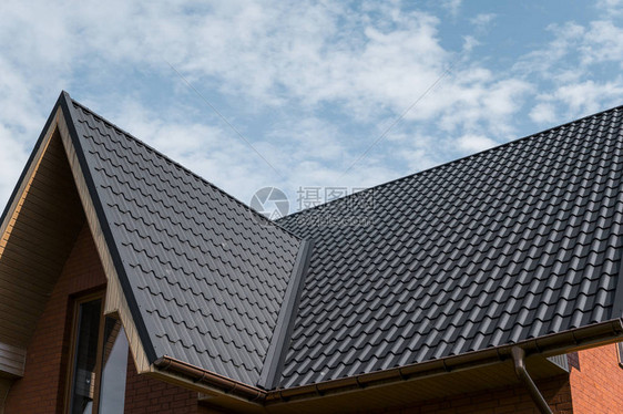 现代屋顶盖有瓷砖效应的聚氯乙烯涂层棕图片