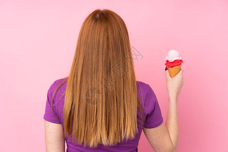 年轻红发女青年后身有玉米角冰淇淋在偏僻的图片