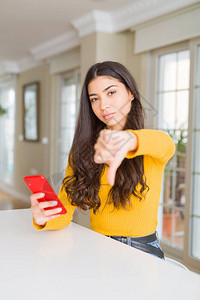 年轻女使用红色智能手机图片