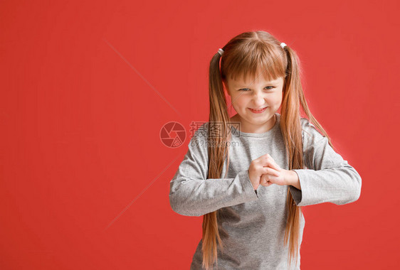 彩色背景上愤怒的小女孩的肖像图片