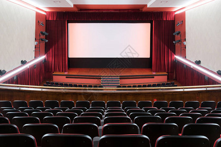 电影院内有空座位红色窗帘拉开从后面看图片