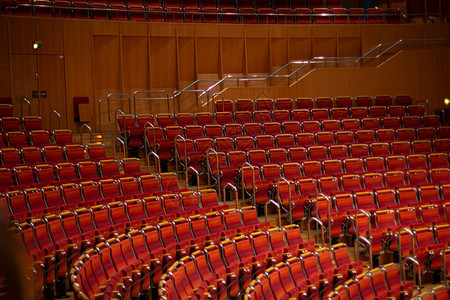 空荡的音乐厅红色椅子背景图片