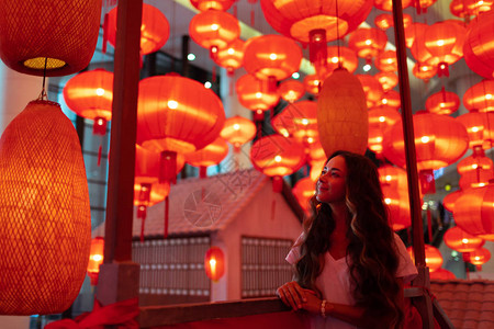 春节喜庆福字享受传统红灯笼的快乐旅游女在新年春节上盛装背景