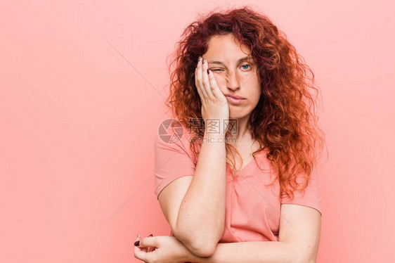 年轻自然和真实的红发女人无聊疲劳图片