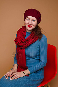 穿蓝裙子戴红色帽子和红围巾的中黑头发黑人女子肖像图片