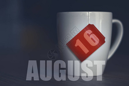 每月第16天茶杯与茶袋标签上的日期图片