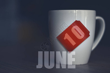 每月第10天茶杯与茶袋标签上的日期图片