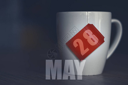 每月第28天茶杯与茶袋标签上的日期图片