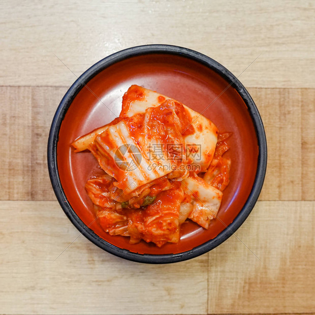 在木制桌子上的粘土板上装高清图片下载正版图片504204848摄图网