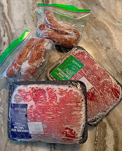 冷冻肉类在厨房柜台上解冻图片