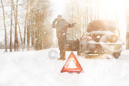 人与车冬季公路步行和汽车维修图片