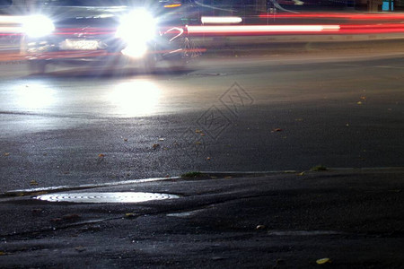 夜间在城市道路上的汽车图片