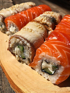 美味的寿司配鱼子酱和鳗鱼图片