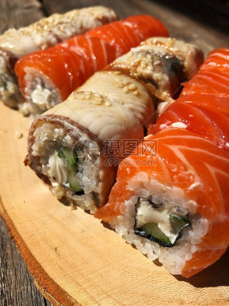 美味的寿司配鱼子酱和鳗鱼图片