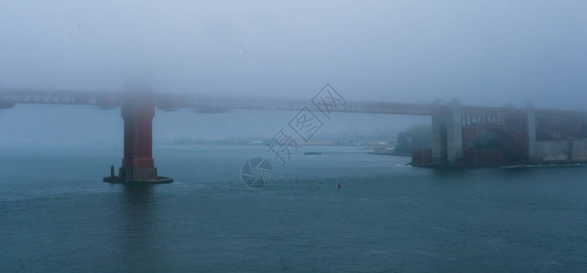 金门桥重雾或海洋图片