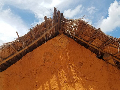棕色的红面用稻草屋顶建图片