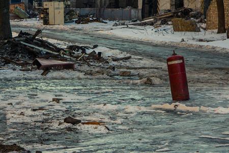 冬季在基辅废弃的工厂的领土图片