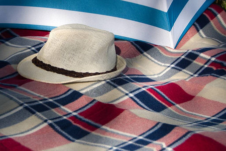 白暑假帽子用格子和条纹的图片