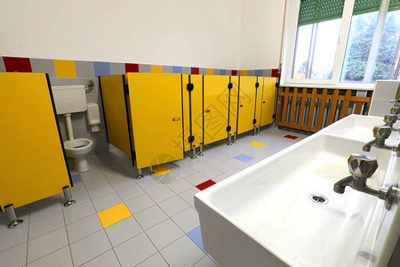 带黄色门的学校浴室图片