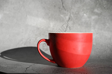 有影子的红色杯子一杯咖啡的长的影子图片