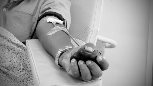 男献血者自愿献血图片