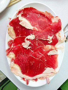 盘子上的生红脂肪牛肉在沙布图片