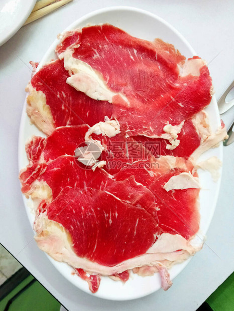 盘子上的生红脂肪牛肉在沙布图片